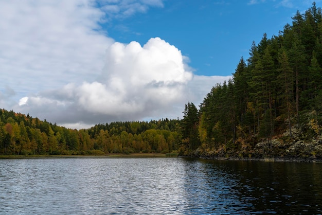 Lago Ladoga cerca de la aldea Lumivaara en un soleado día de otoño Ladoga skerries República de Karelia Rusia
