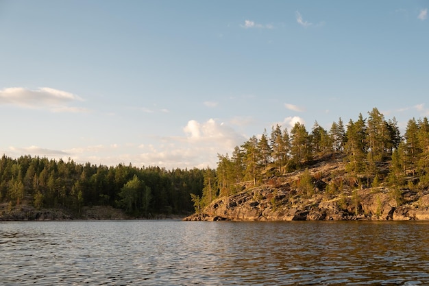 Lago Ladoga Panorama da República da Carélia Natureza Norte da Ilha da Rússia com pinheiros