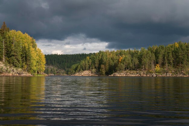 Foto lago ladoga perto da aldeia lumivaara em um dia de outono ladoga skerries lakhdenpokhya karelia rússia