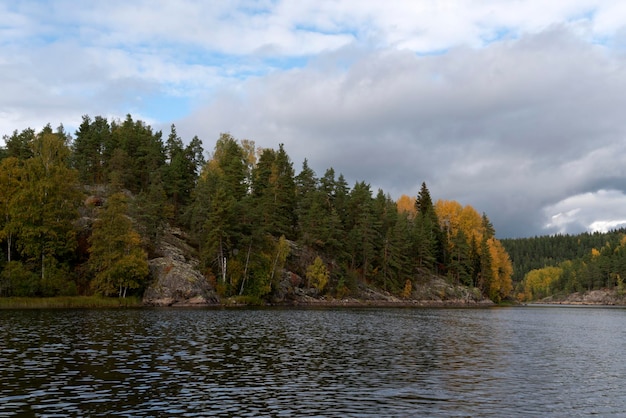 Lago Ladoga perto da aldeia Lumivaara em um dia de outono Ladoga skerries República da Carélia Rússia