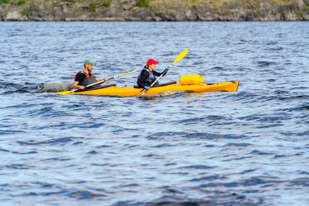 Lago Ladoga Rusia 2022 12 de agosto Los turistas están navegando en kayak en el lago