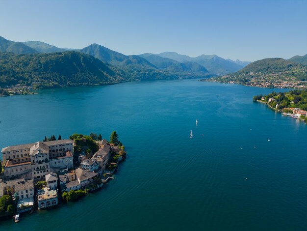 un lago con un lago y un barco en él