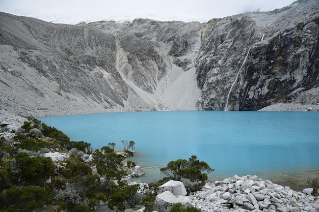 Lago laguna 69 e montanha chakraraju estão situados no parque nacional huascaran nos andes do peru