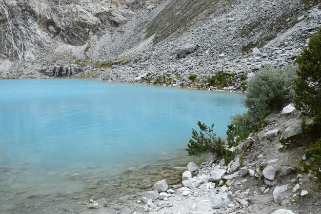 El lago Laguna 69 y la montaña Chakraraju están situados en el Parque Nacional Huascarán en los Andes del Perú