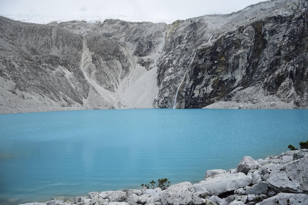 El lago Laguna 69 y la montaña Chakraraju están situados en el Parque Nacional Huascarán en los Andes del Perú
