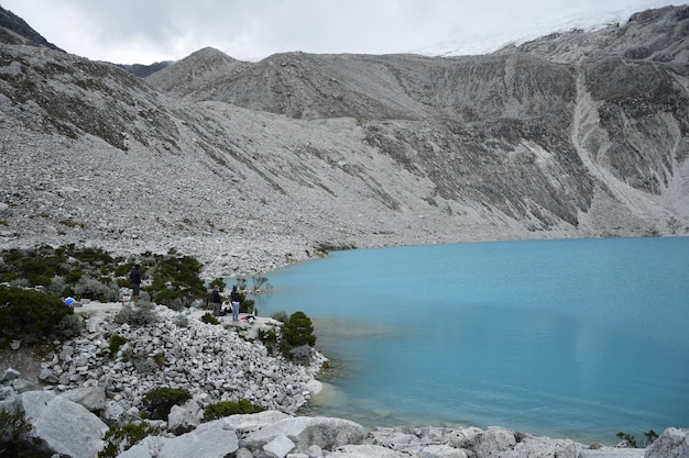 El lago Laguna 69 y la montaña Chakraraju están situados en el Parque Nacional Huascarán en los Andes del Perú