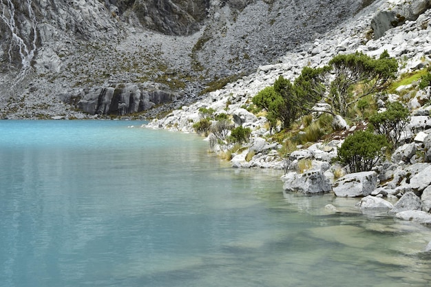 El lago Laguna 69 y la montaña Chakraraju están situados en el Parque Nacional Huascarán en los Andes del Perú