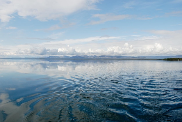 Lago Lama con una cadena de montañas