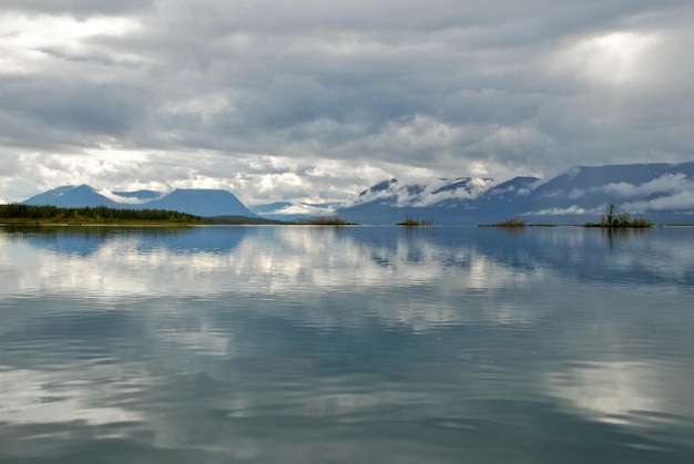 Lago Lama nublado por la tarde