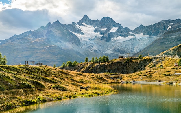 Lago Leisee cerca de Zermatt en Suiza