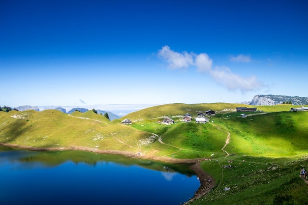 Lago de Lessy y paisaje de montaña en el Grand-Bornand, Haute-Savoie, Francia