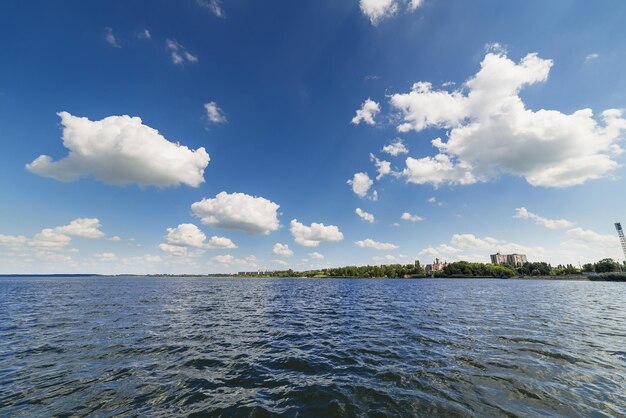 Lago limpio y hermoso cielo azul con nubes