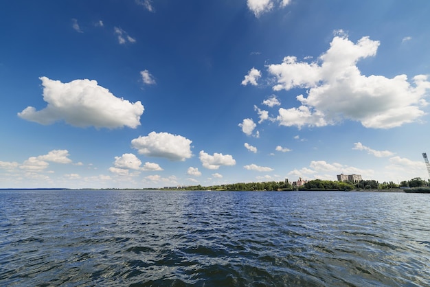 Lago limpo e lindo céu azul com nuvens