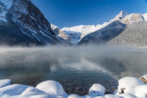 Lago louise no início da manhã ensolarada de inverno