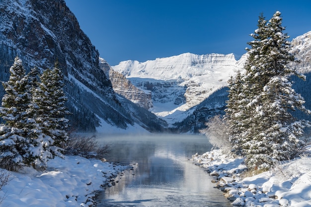 Lago Louise no início da manhã ensolarada de inverno