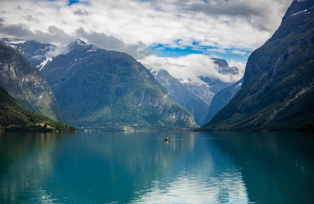 Lago Lovatnet Hermosa Naturaleza Noruega