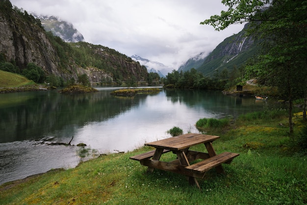 Lago Lovatnet en el valle del Lodal, Noruega
