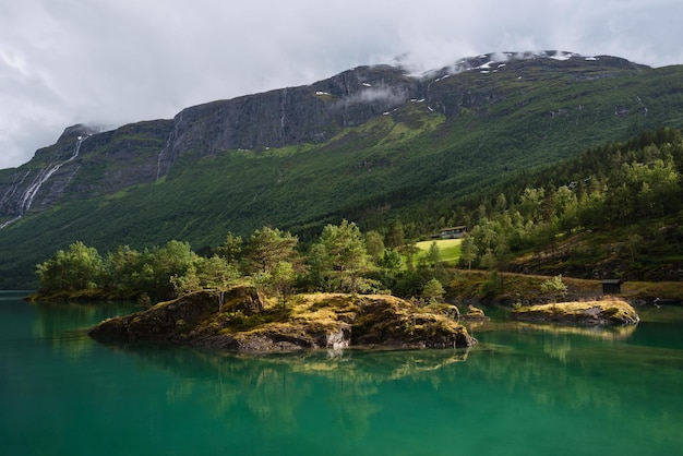 Lago Lovatnet en el valle de Lodal Noruega