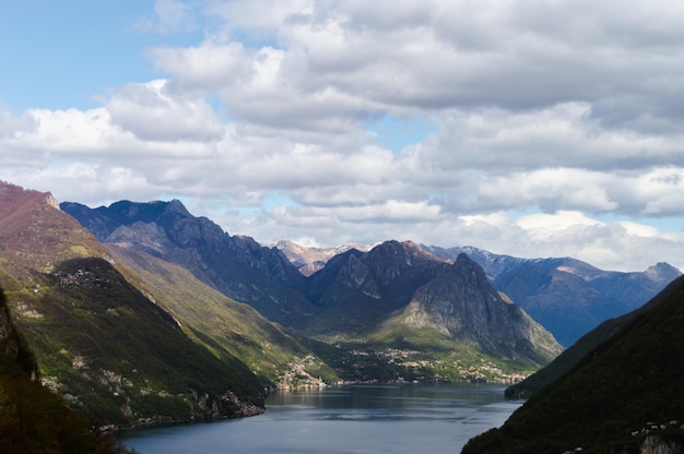 El lago Lugano es un lago glacial que se encuentra en la frontera entre el sur de Suiza y el norte de Italia