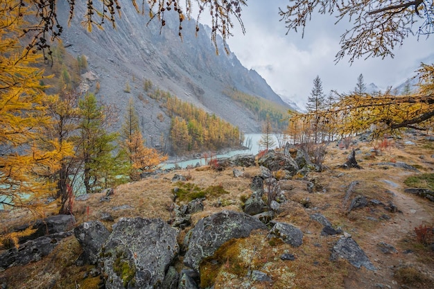 Lago Maashey no outono Montanhas Altai Sul da Sibéria Rússia