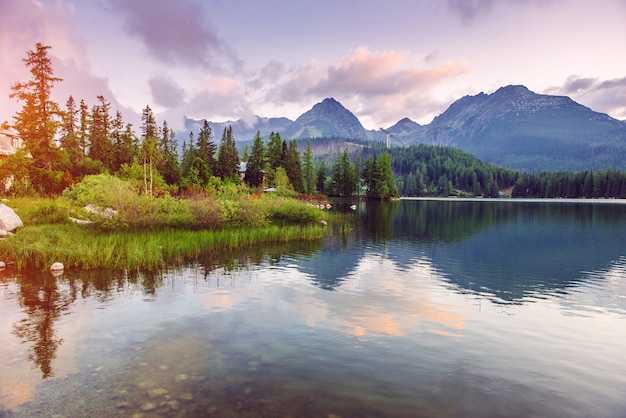 Lago majestoso da montanha no parque nacional Tatra alto. Strbske Pleso, Eslováquia, Europa.