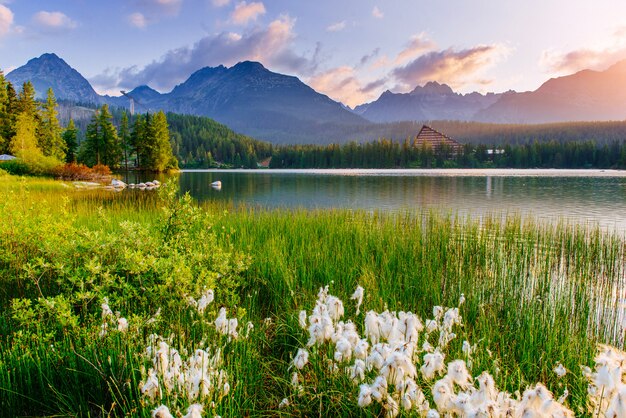 Lago majestoso da montanha no parque nacional Tatra alto. Strbske Pleso, Eslováquia, Europa.