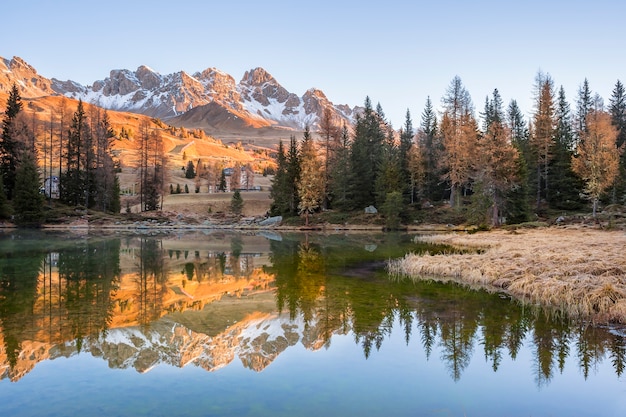 Lago de la mañana con reflejo de montaña en el agua, paisaje otoñal