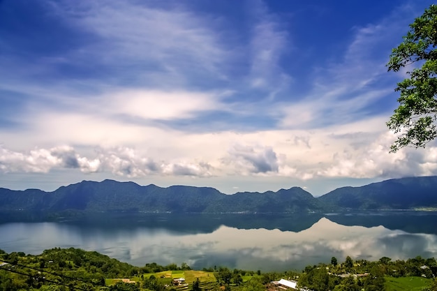 Lago Maninjao em Sumatra