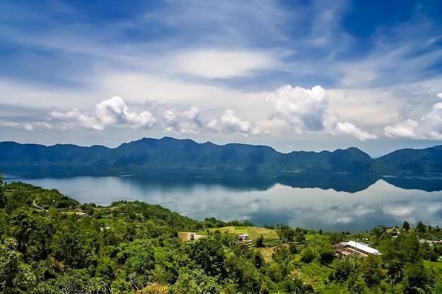 Lago Maninjao en Sumatra