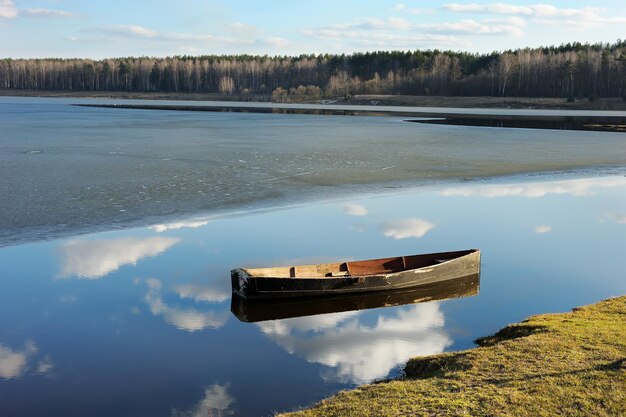 lago en marzo