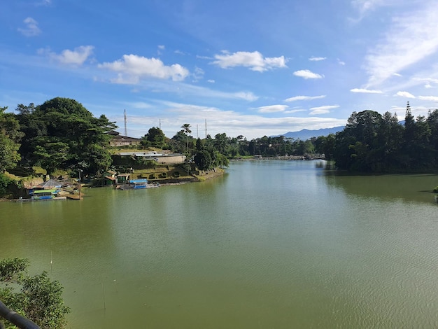 Un lago en medio de un bosque con una montaña al fondo