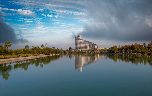 Lago de la Mezquita Central de Adana Sabanc y parque de la ciudad