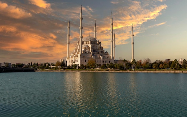 Lago de la Mezquita Central de Adana Sabanc y parque de la ciudad
