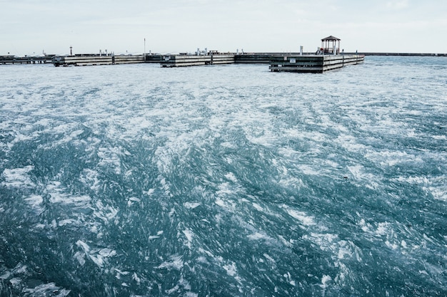 Lago Michigan congelado con muelle vacío en Chicago, IL.