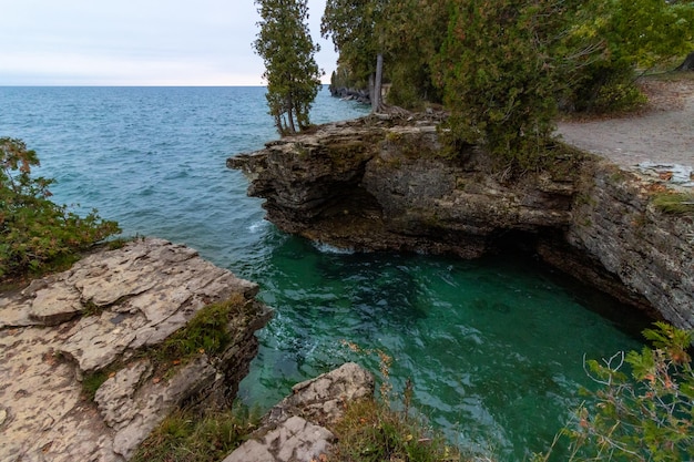 Lago Michigan de uma praia em Door County em Wisconsin, EUA, no outono