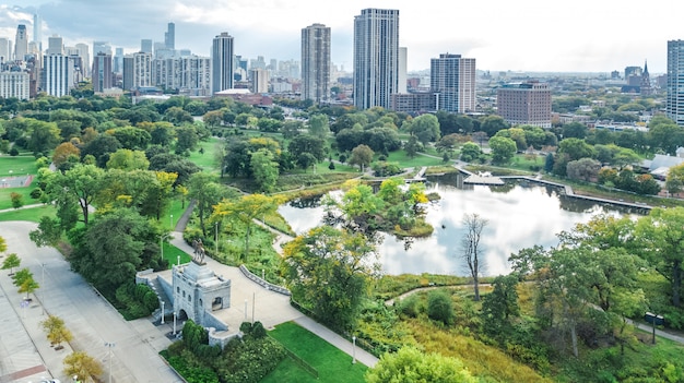 Lago michigan e cidade de chicago arranha-céus no centro da cidade paisagem urbana vista do parque lincoln, illinois, eua