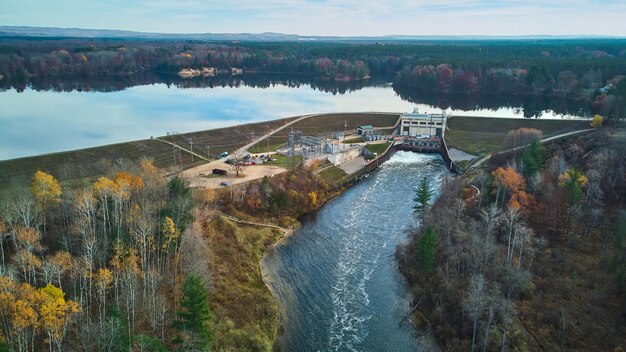 El lago Michigan se encuentra con el río en la presa a fines del otoño