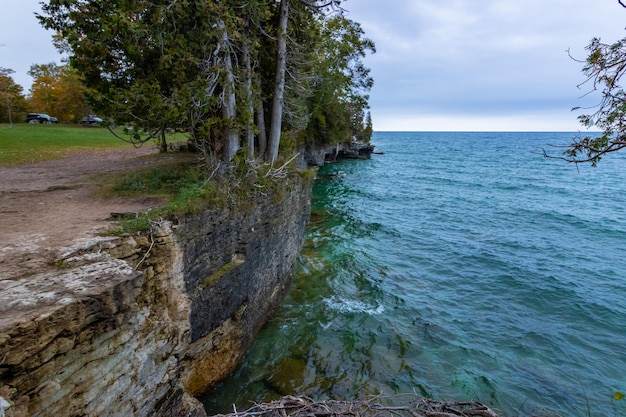 El lago Michigan desde una playa en el condado de Door en Wisconsin, EE.UU. en otoño