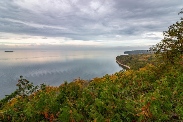 El lago Michigan desde una playa en Door County Wisconsin, EE.UU. en otoño