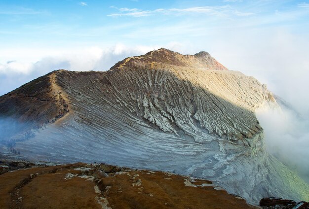 Lago y mina de azufre en el cráter del volcán Khawa Ijen Isla de Java Indonesia