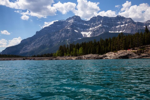 Lago Minnewanka durante um dia de verão ensolarado vibrante