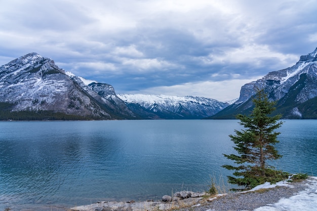 Lago Minnewanka a principios de invierno. Parque Nacional Banff, Canadian Rockies, Alberta, Canadá.