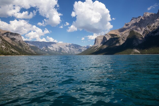 Lago Minnewanka durante un vibrante día soleado de verano