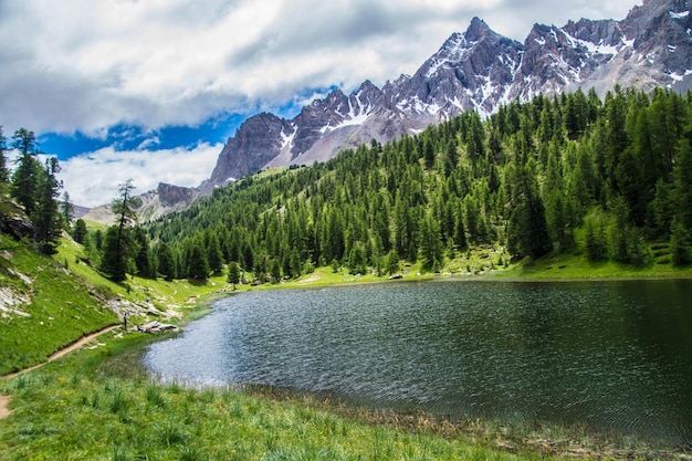 Lago miroir ceillac em queyras em hautes alpes na frança