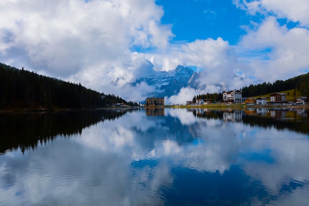 Lago Misurina en las Dolomitas montañas Alpes italianos Belluno Italia