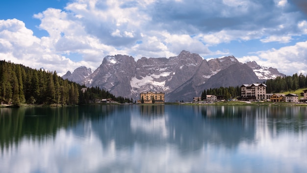 Lago Misurina na vista das Dolomitas