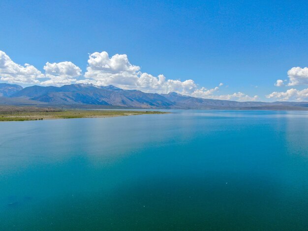 Lago Mono con formaciones rocosas de toba durante la temporada de verano Mono County California USA