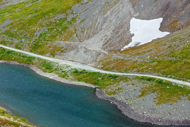 Lago de montaña con agua clara. Península de Kola, Khibiny. Rusia.