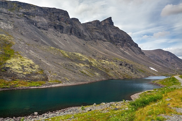 Lago de montaña con agua clara. Península de Kola, Khibiny. Rusia.