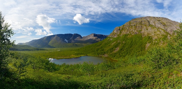 Lago de montaña con agua clara. Península de Kola, Khibiny. Rusia.